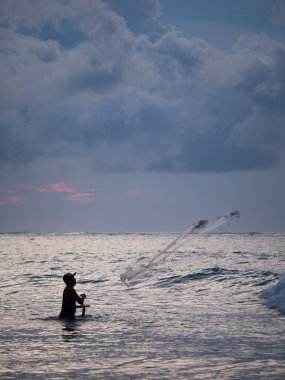 Balıkçı Bali Kuta beach üzerinde 