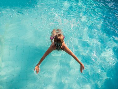 Bir kadının havuzda bikini Üstten Görünüm