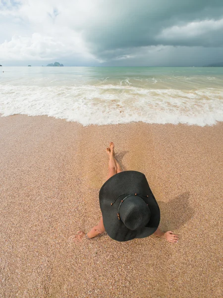 Belle femme couchée sur la plage — Photo