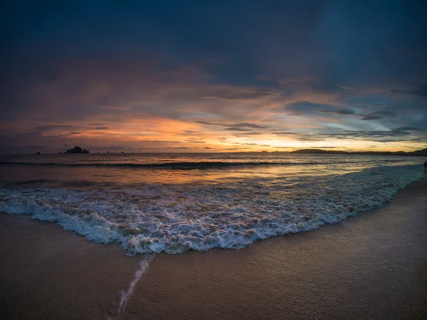 Пісок і пляж з заходом сонця — стокове фото