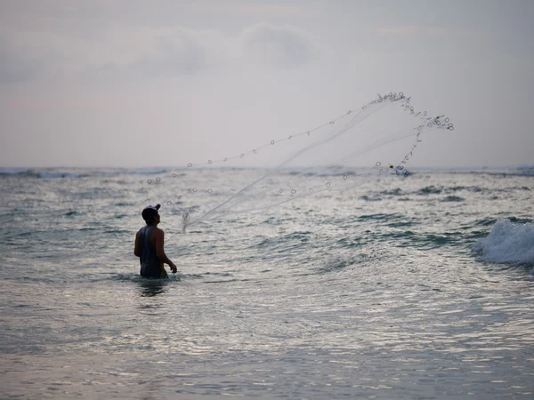 Vissers op het strand van Kuta op Bali — Stockfoto