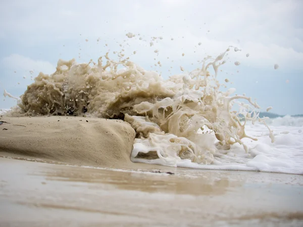 Ondas batendo na areia — Fotografia de Stock