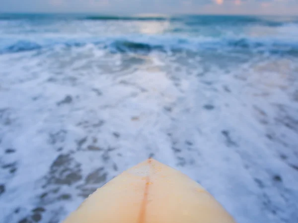 Tabla de surf en la playa al atardecer — Foto de Stock