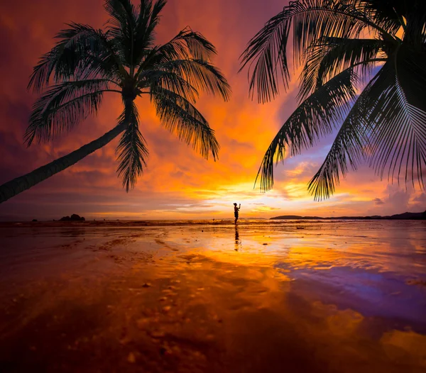 Coucher de soleil sur la plage d'Ao Nang — Photo