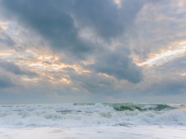 Fırtınalı bir günde Hint Okyanusu 