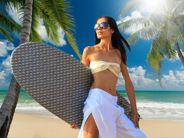 Portrait of an asian woman holding a surf board — Stock Photo, Image