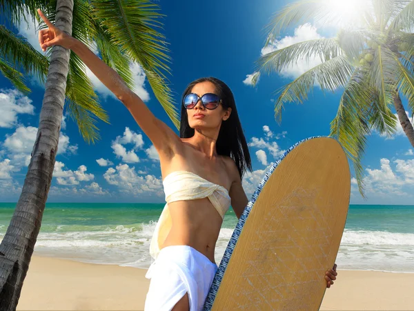 Portrait of an asian woman holding a surf board — Stock Photo, Image