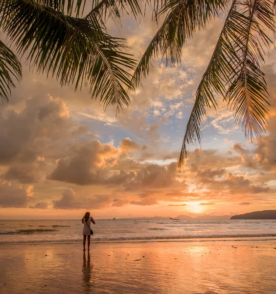 Coucher de soleil sur la plage d'Ao Nang — Photo