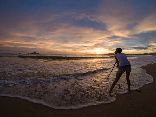 Puesta de sol tropical en la playa. Ao-Nang. Cangrejo —  Fotos de Stock