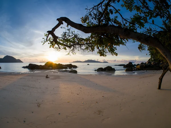 Pláž v Phuketu při východu slunce — Stock fotografie