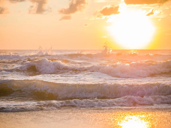 砂のビーチと波 — ストック写真