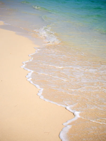 Playa de arena y ola — Foto de Stock