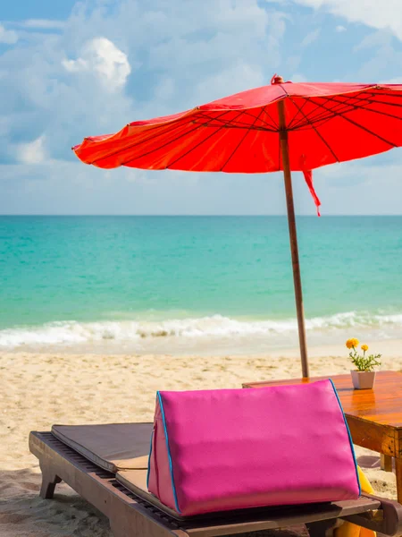 Сонячні ліжка в тропічному пляжі — стокове фото