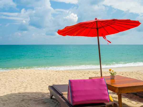 Ligstoelen in een tropisch strand — Stockfoto