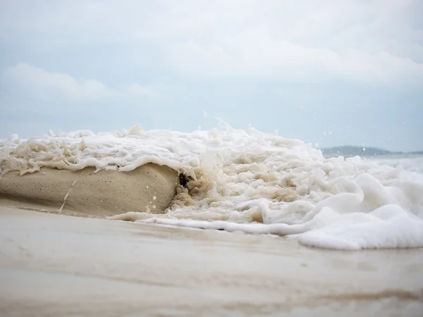 Ondas batendo na areia — Fotografia de Stock