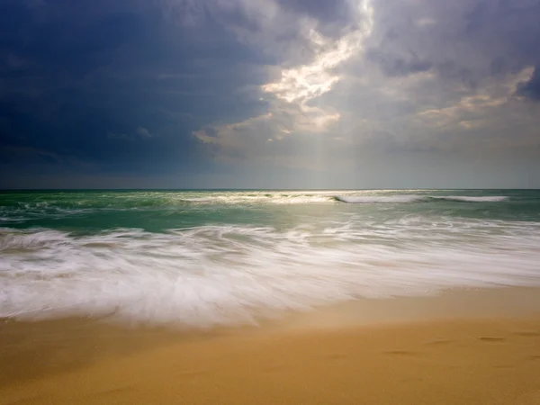 Индийский океан в бурный день — стоковое фото