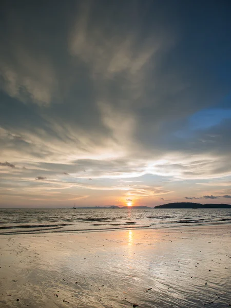 Zonsondergang op het strand van Ao Nang — Stockfoto