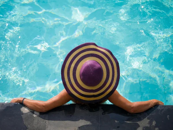 Une fille se relaxe dans une piscine — Photo