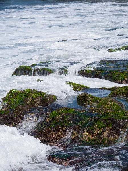 De zee bij de Tanah Lot Tempel, in Bali eiland — Stockfoto