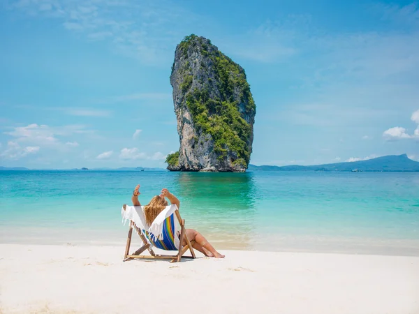 Belle femme sur la plage — Photo