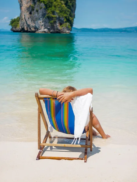 Schöne Frau am Strand — Stockfoto