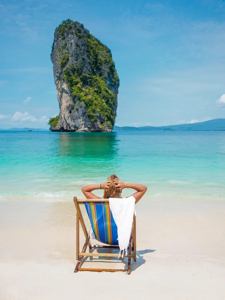 Belle femme sur la plage — Photo