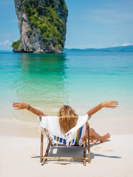 Belle femme sur la plage — Photo