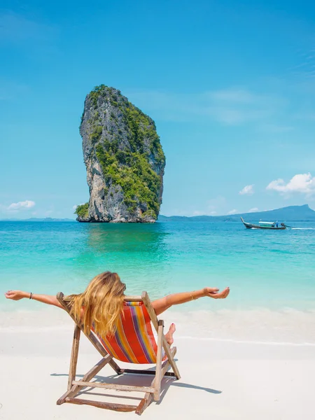 Belle femme sur la plage — Photo