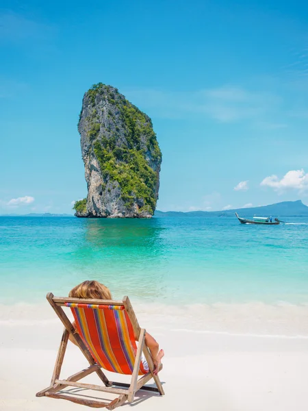 Bella donna sulla spiaggia — Foto Stock