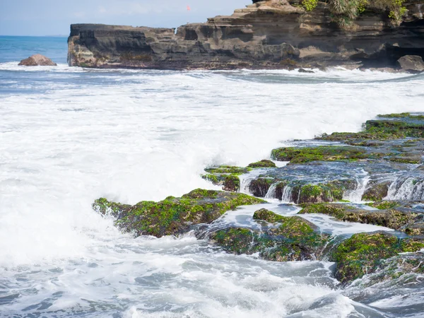 Havet vid Tanah Lot temple, i ön Bali — Stockfoto