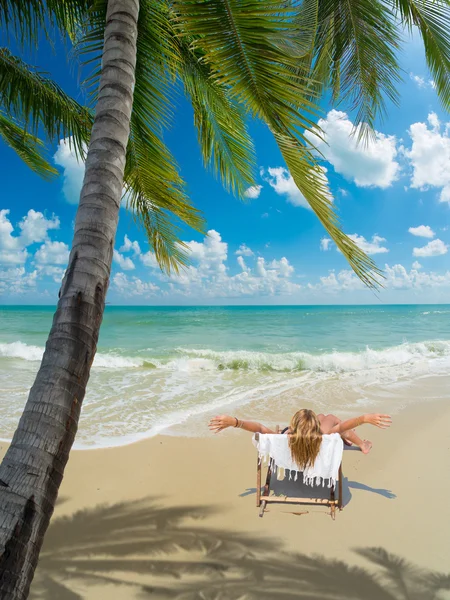 Hermosa mujer en la playa. — Foto de Stock