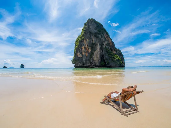 Schöne Frau am Strand. — Stockfoto