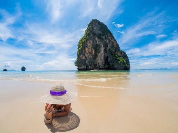 Hermosa mujer en la playa. — Foto de Stock