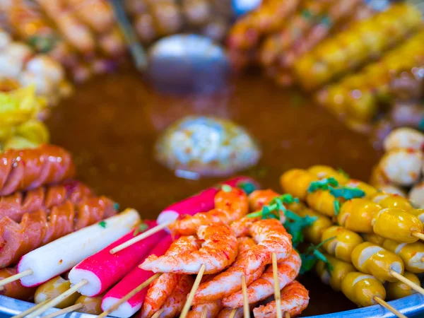Comida callejera tailandesa en el mercado de Phuket — Foto de Stock