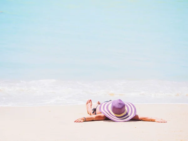 Hermosa mujer en la playa. — Foto de Stock