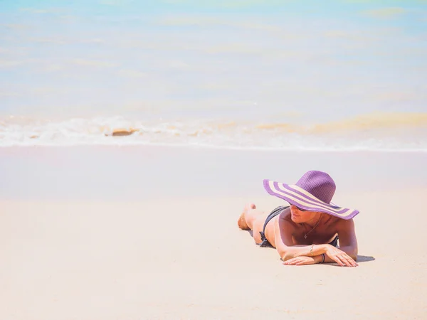 Krásná žena na pláži. — Stock fotografie