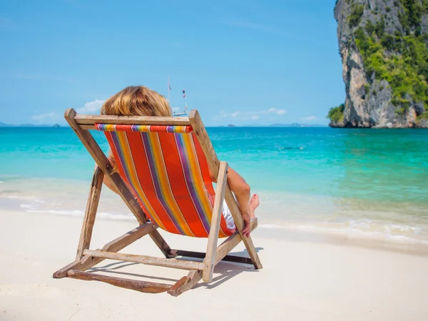 Kvinna på en tropisk strand — Stockfoto