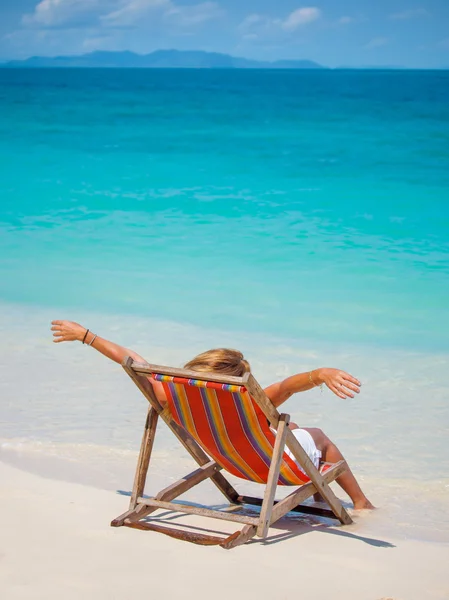 Donna su una spiaggia tropicale — Foto Stock