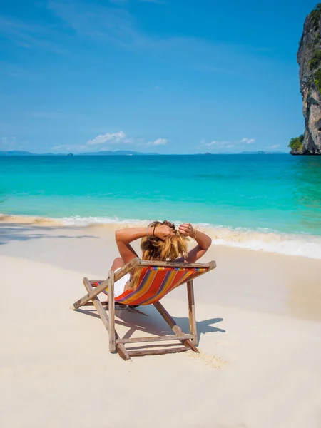 Femme sur une plage tropicale — Photo