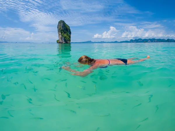 Mulher nadando com snorkel, Mar de Andaman — Fotografia de Stock