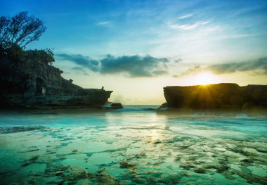 Günbatımı Bali Landmark Tanah Lot tapınakta. Bali Adası