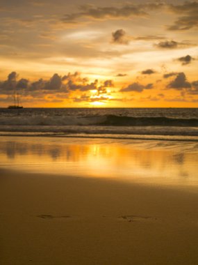 Sahilde gün batımı 