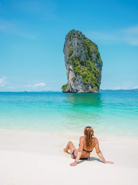 Kvinna i bikini sola på stranden — Stockfoto