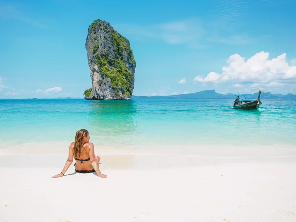 Mulher de biquíni tomando banho de sol na praia — Fotografia de Stock