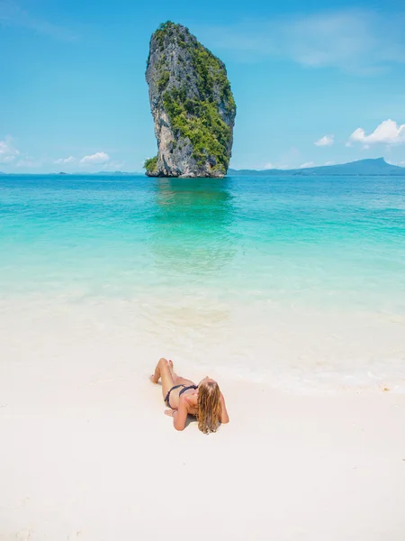 Woman in bikini sunbathing on the beach — Stock Photo, Image