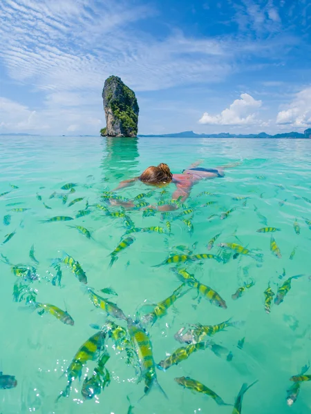 Frau schwimmt mit Schnorchel, andaman sea — Stockfoto