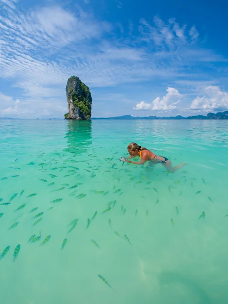 Donna che nuota con snorkeling, Mare delle Andamane — Foto Stock