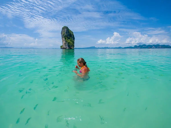 Frau schwimmt mit Schnorchel, andaman sea — Stockfoto