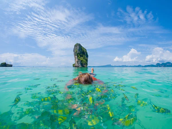 Vrouw met snorkel, Andaman zee zwemmen — Stockfoto