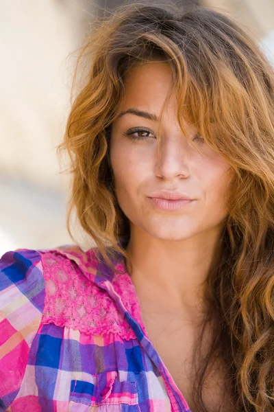 Portrait of sexy brunette woman posing at shipwreck — Stock Photo, Image